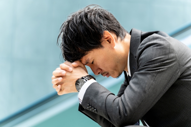 悩んでいる男